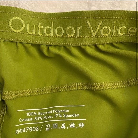 Mossy green outdoor voices stride shorts. Size M - Picture 2 of 5
